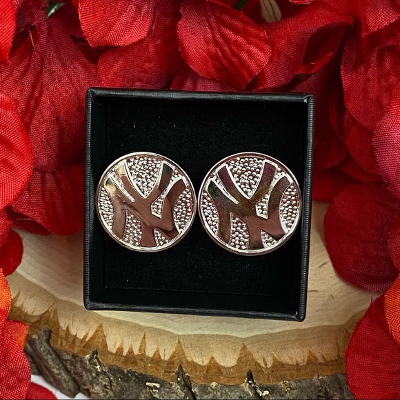 Silver New York Yankees Round Baseball Cufflinks - Picture 13 of 15
